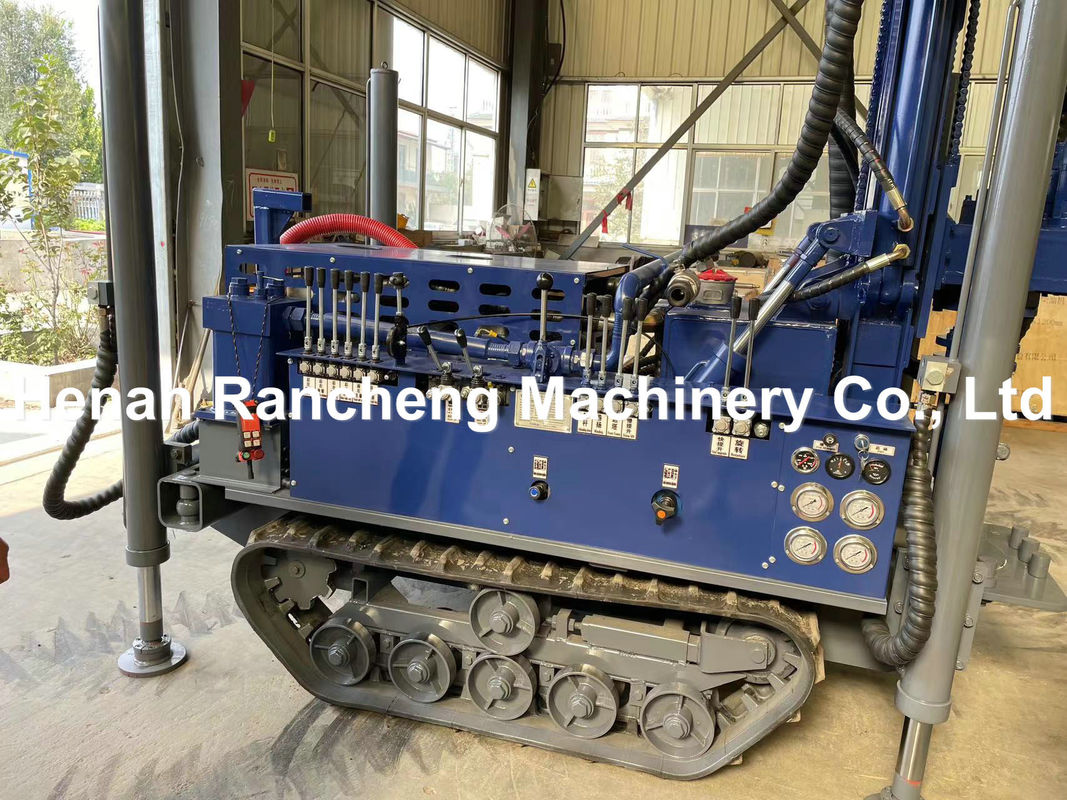 Ενίσχυρη μηχανή τρυπών υδάτινων πηγών Mini Crawler 180m με κινητήρα YuChai 77.3KW για τρυπές