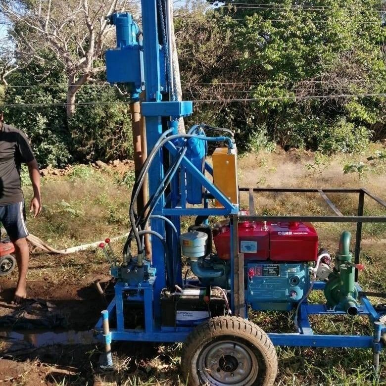 Φορητή γεωτρύπανο φρεατίων βάθους 150m με κινητήρα ντίζελ 22Hp / 16.2Kw, τύπου κρουστικού και περιστροφικού