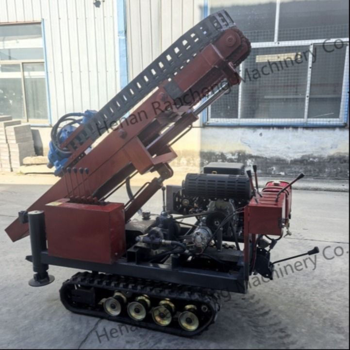 Μικρός υδραυλικός πασαλομπήκτης RCKM-30s εξοπλισμένος με βενζινοκινητήρα 28HP για εγκατάσταση πασσάλων ηλιακών συστημάτων, αποδοτικός και ακριβής